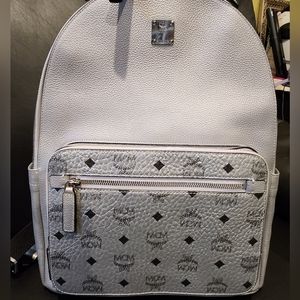 MCM BACKPACK NEW COLOR SILVER.